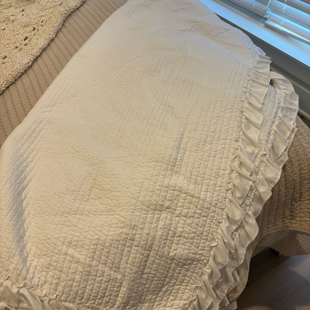 White queen/full quilt and shams